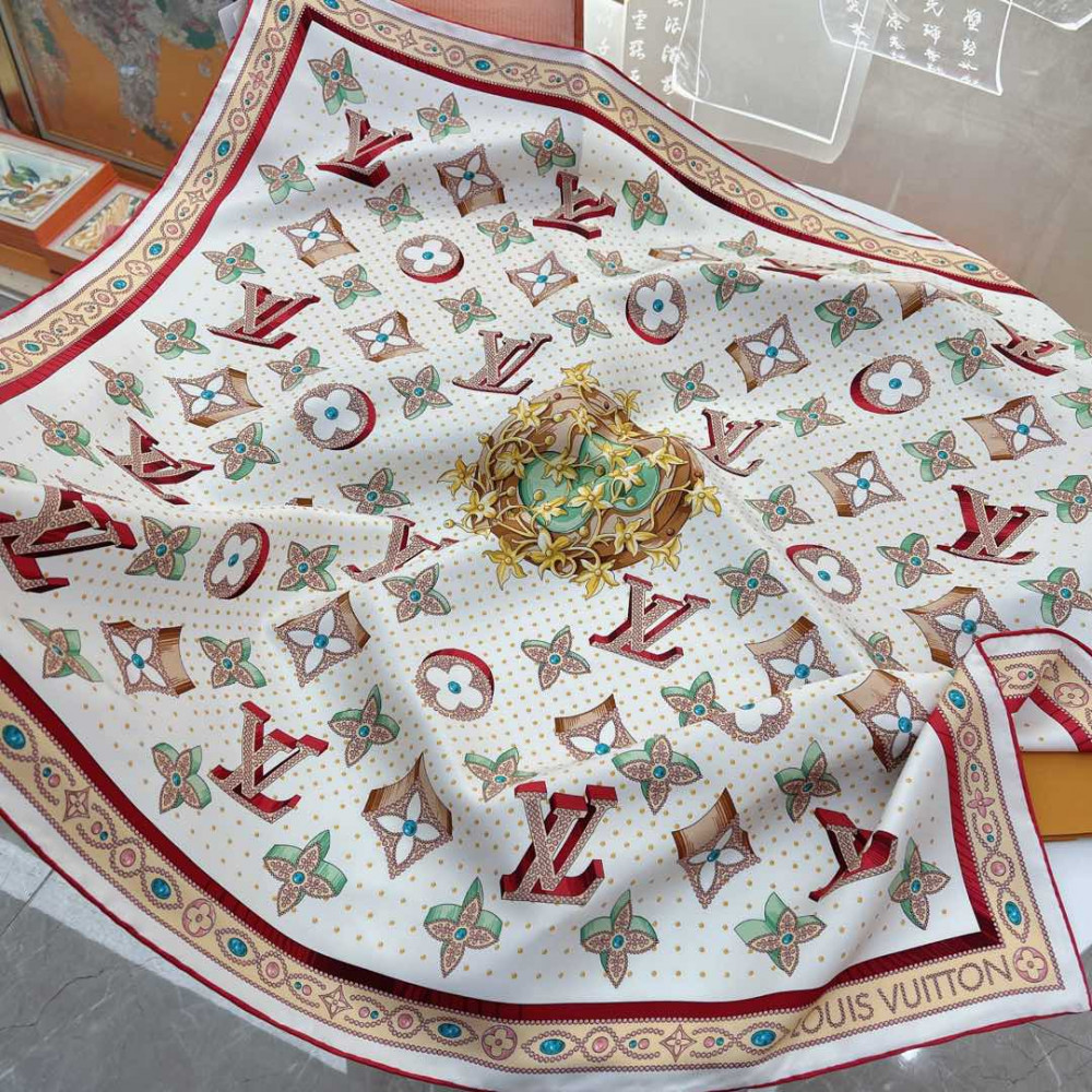 Louis Vuitton 100% Mulberry Silk 90cm Scarf!  