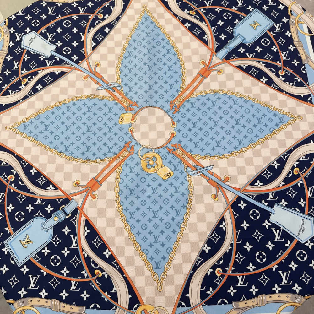 Louis Vuitton 100% Mulberry Silk 90cm Scarf!  