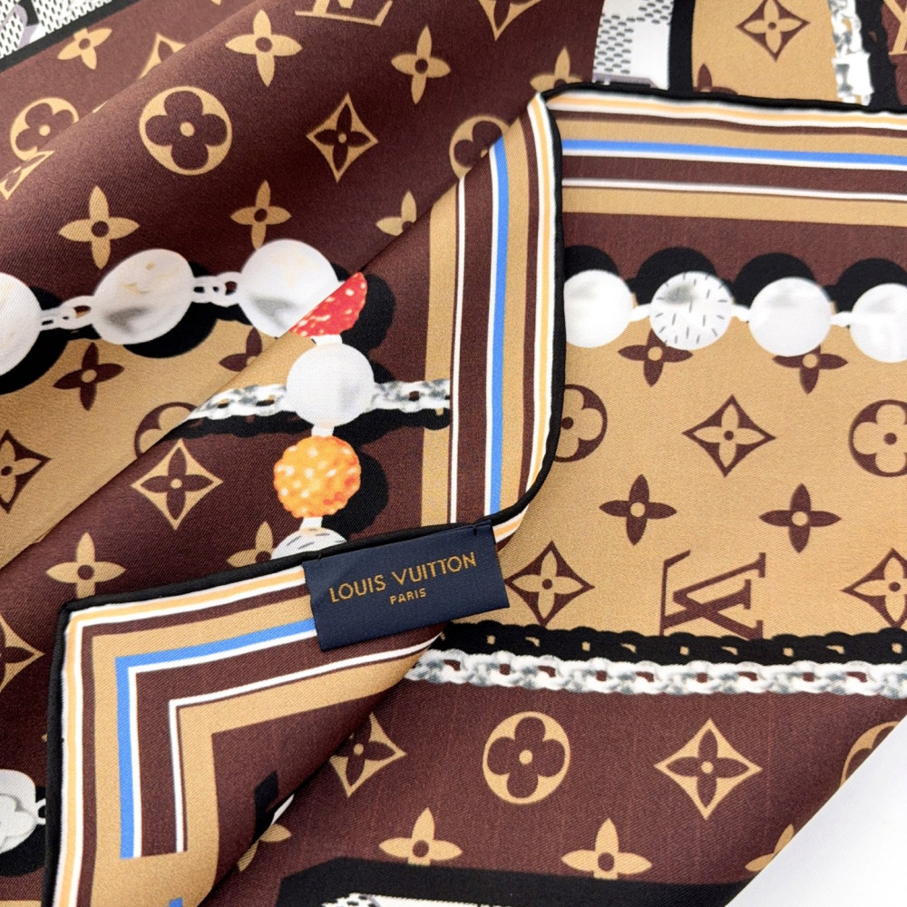 Louis Vuitton 100% Mulberry Silk 90cm Scarf!  