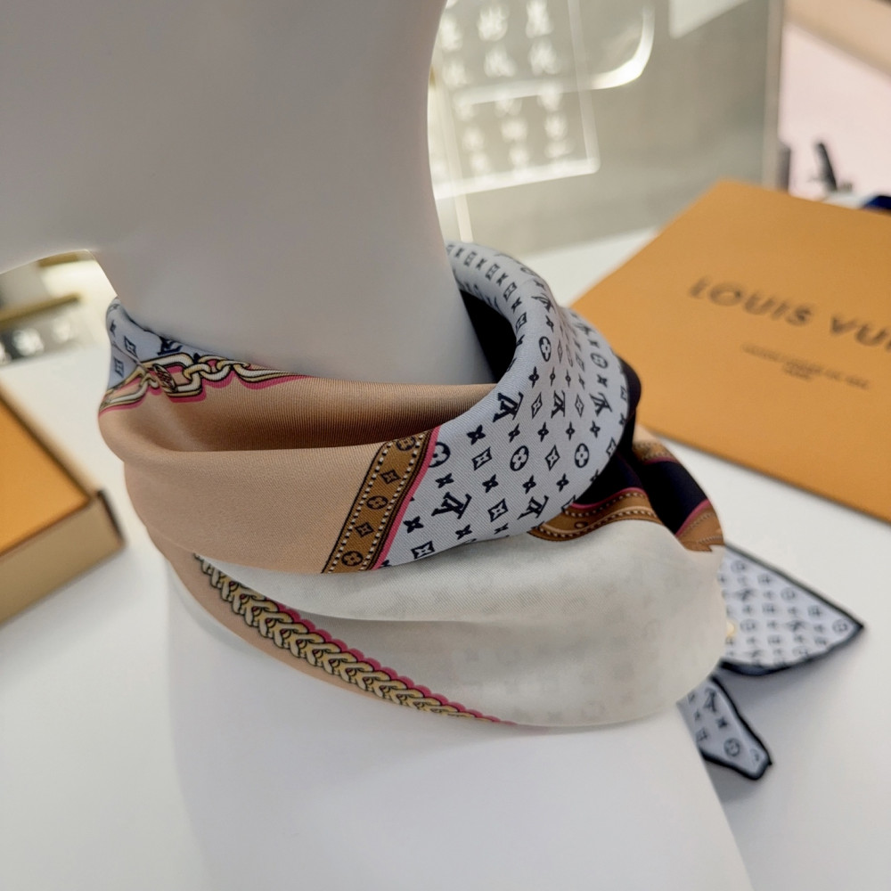 Louis Vuitton 100% Mulberry Silk 90cm Scarf!  