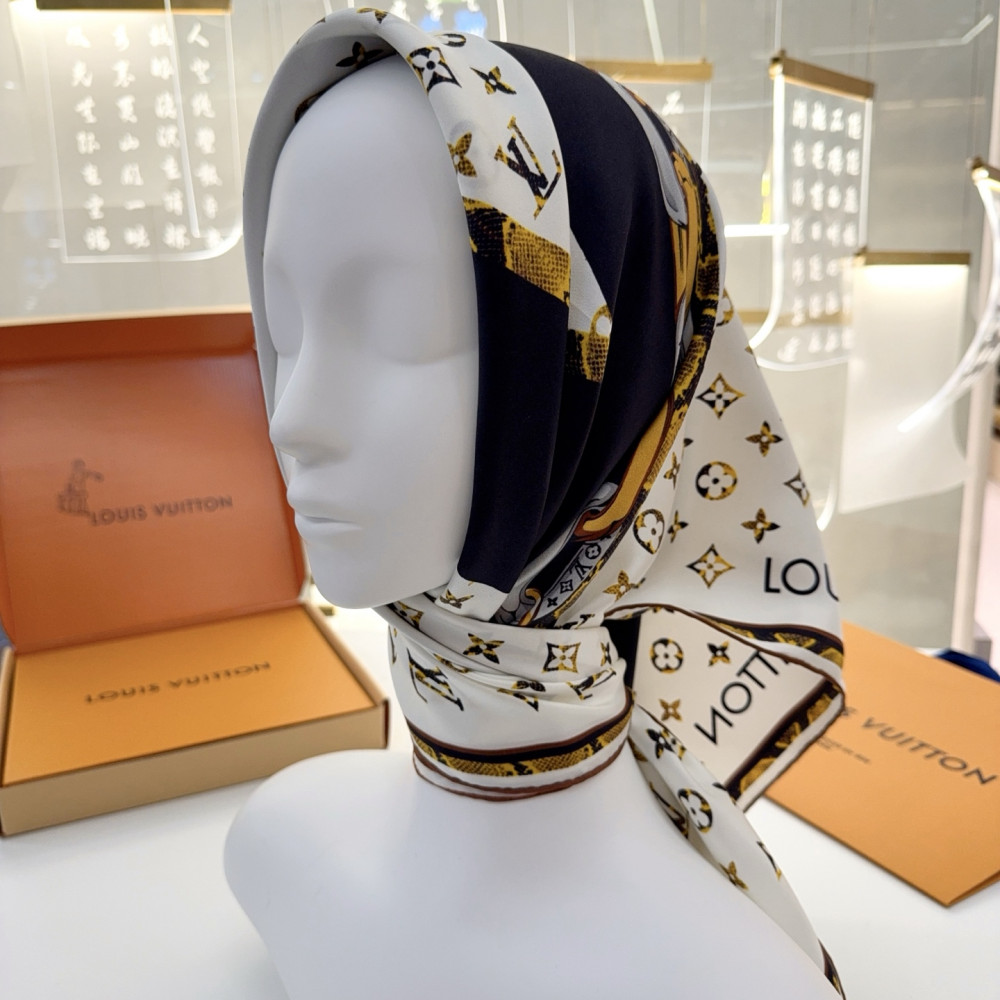 Louis Vuitton 100% Mulberry Silk 90cm Scarf!  