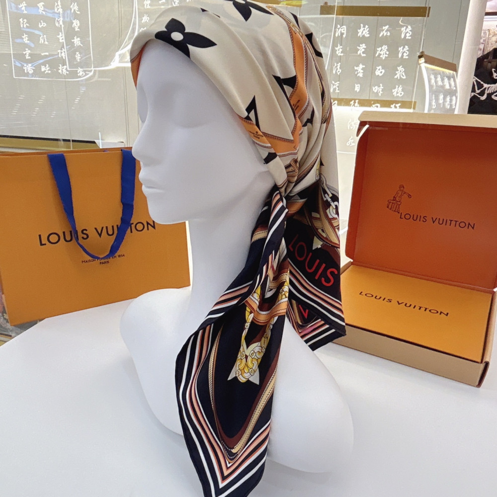 Louis Vuitton 100% Mulberry Silk 90cm Scarf!  