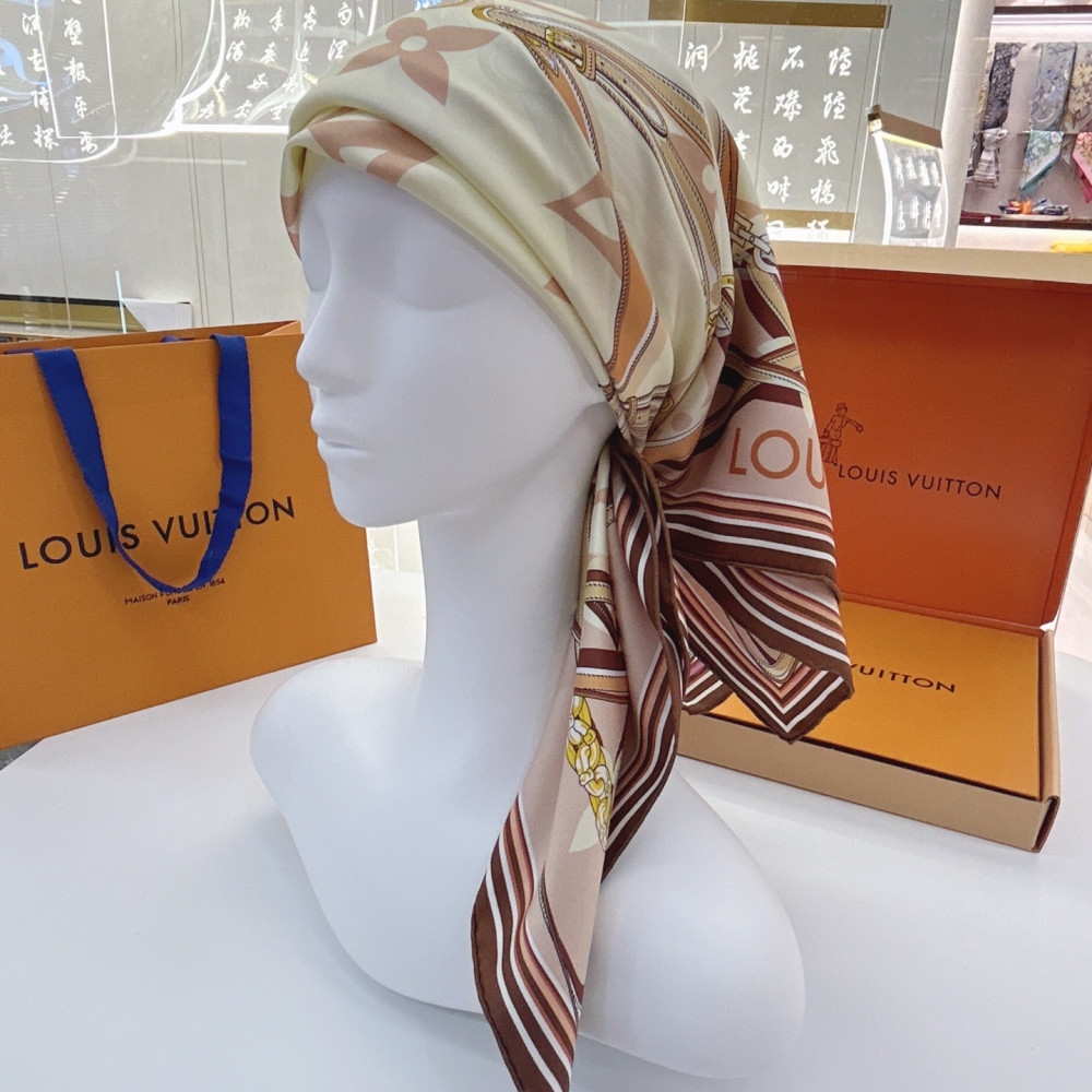 Louis Vuitton 100% Mulberry Silk 90cm Scarf!  