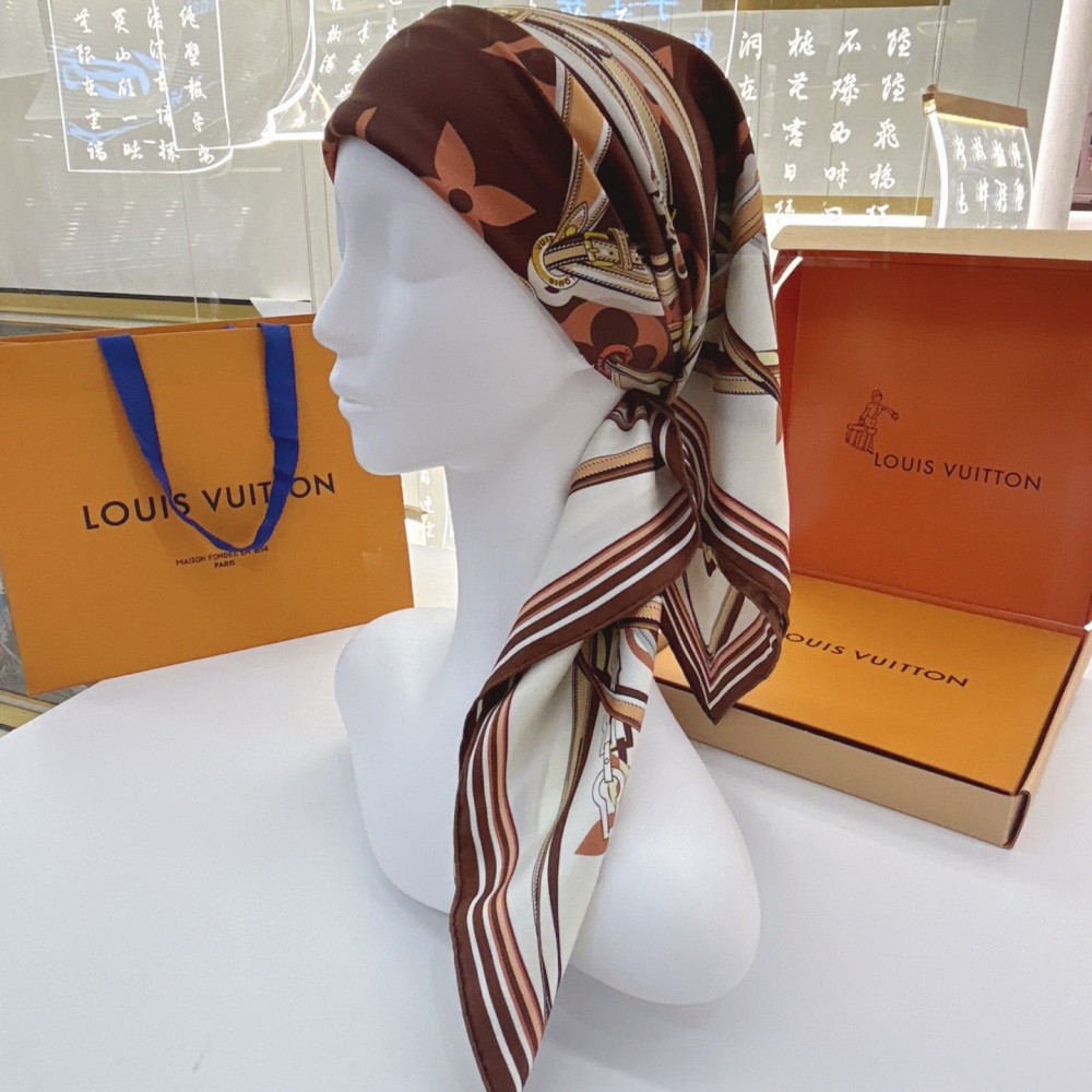 Louis Vuitton 100% Mulberry Silk 90cm Scarf!  