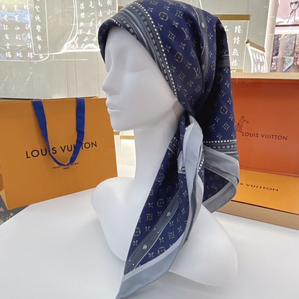 Louis Vuitton 100% Mulberry Silk 90cm Scarf!  