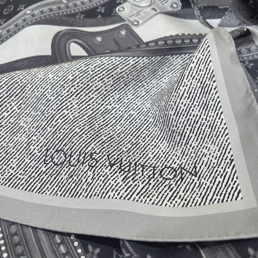 Louis Vuitton 100% Mulberry Silk 90cm Scarf!  