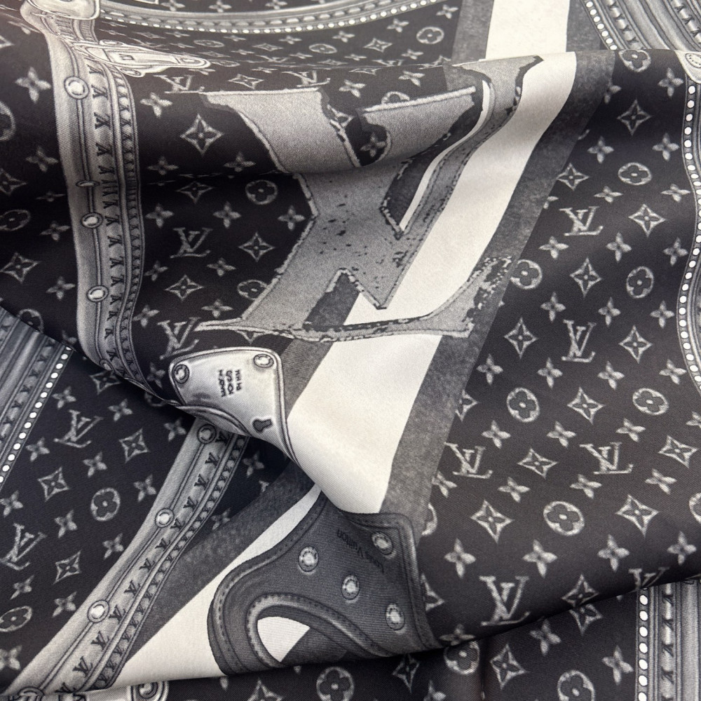 Louis Vuitton 100% Mulberry Silk 90cm Scarf!  