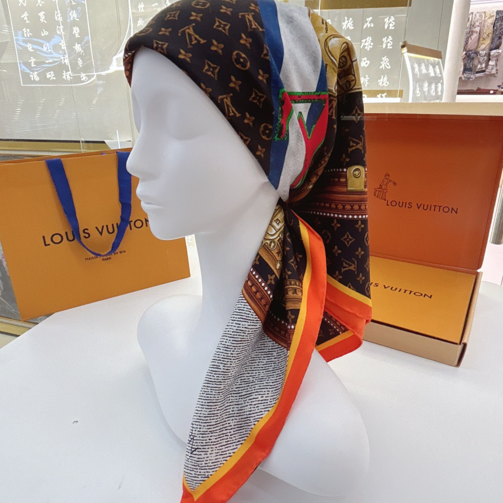 Louis Vuitton 100% Mulberry Silk 90cm Scarf!  