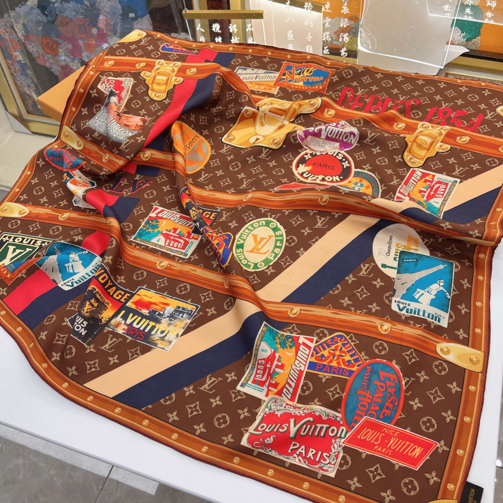 Louis Vuitton 100% Mulberry Silk 90cm Scarf!  