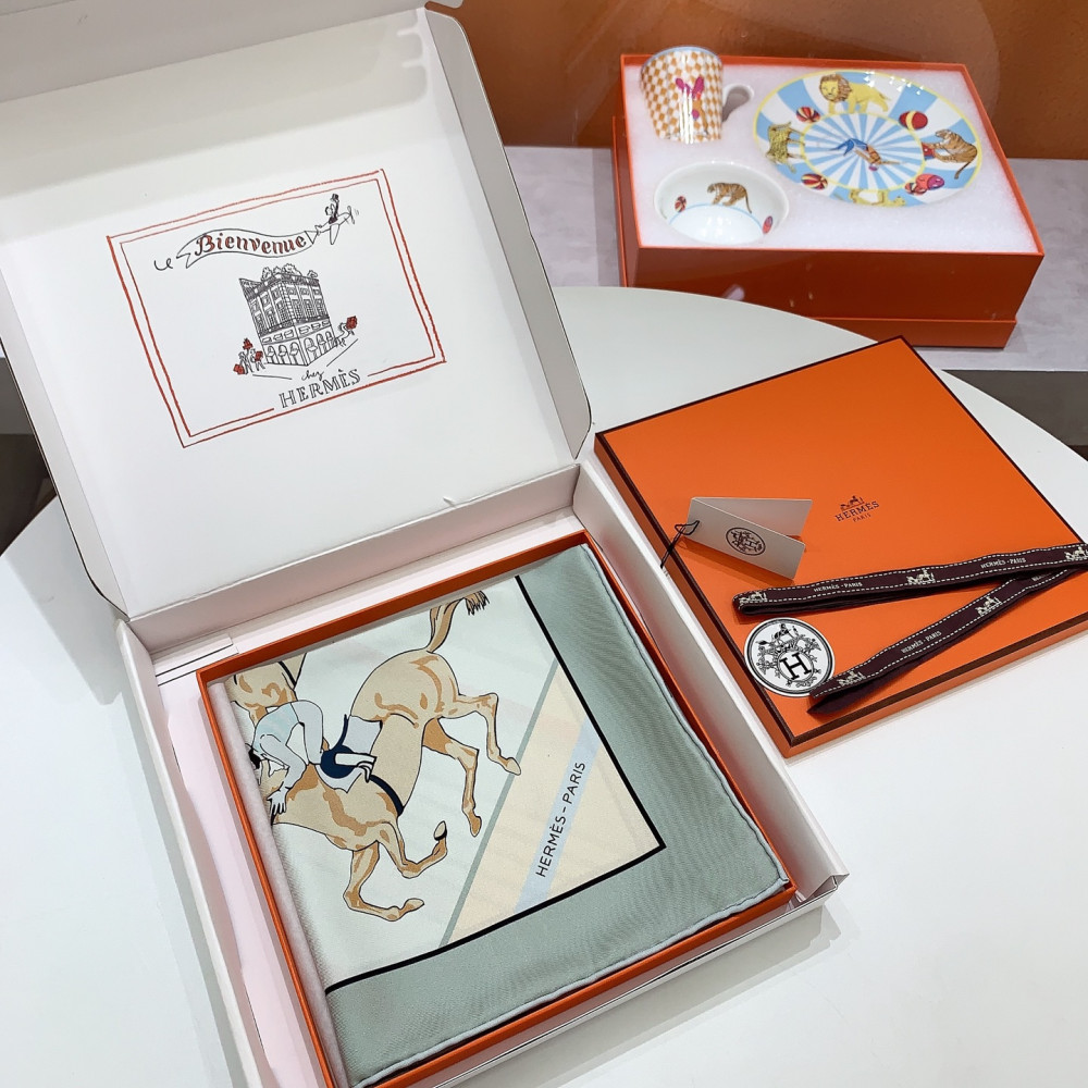 Hermès 90cm 100% Pure Silk Square Scarf!