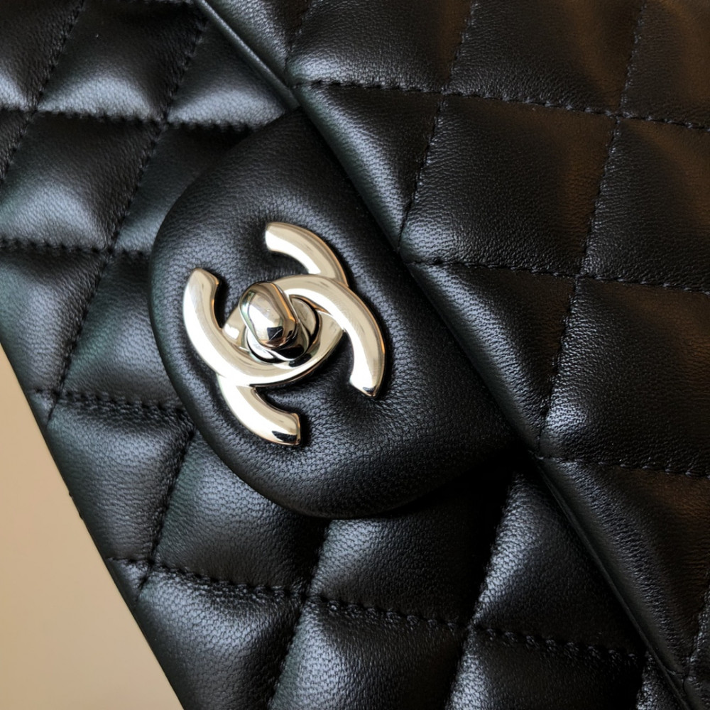 Chanel Classic Flap 25cm medium handbag!