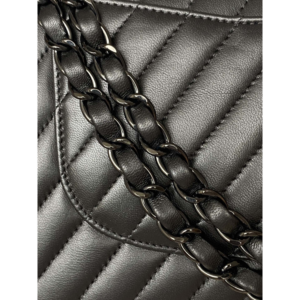 Chanel Classic Flap 25cm medium handbag!