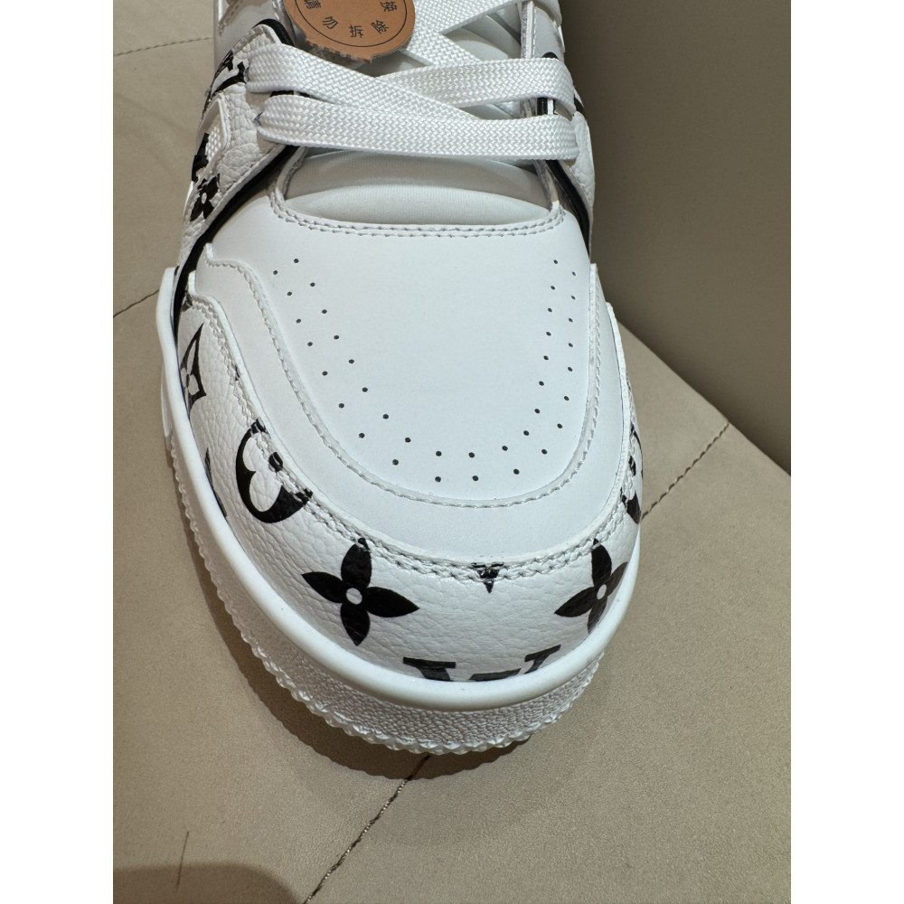 Louis Vuitton Trainer Classic Unisex Sneakers