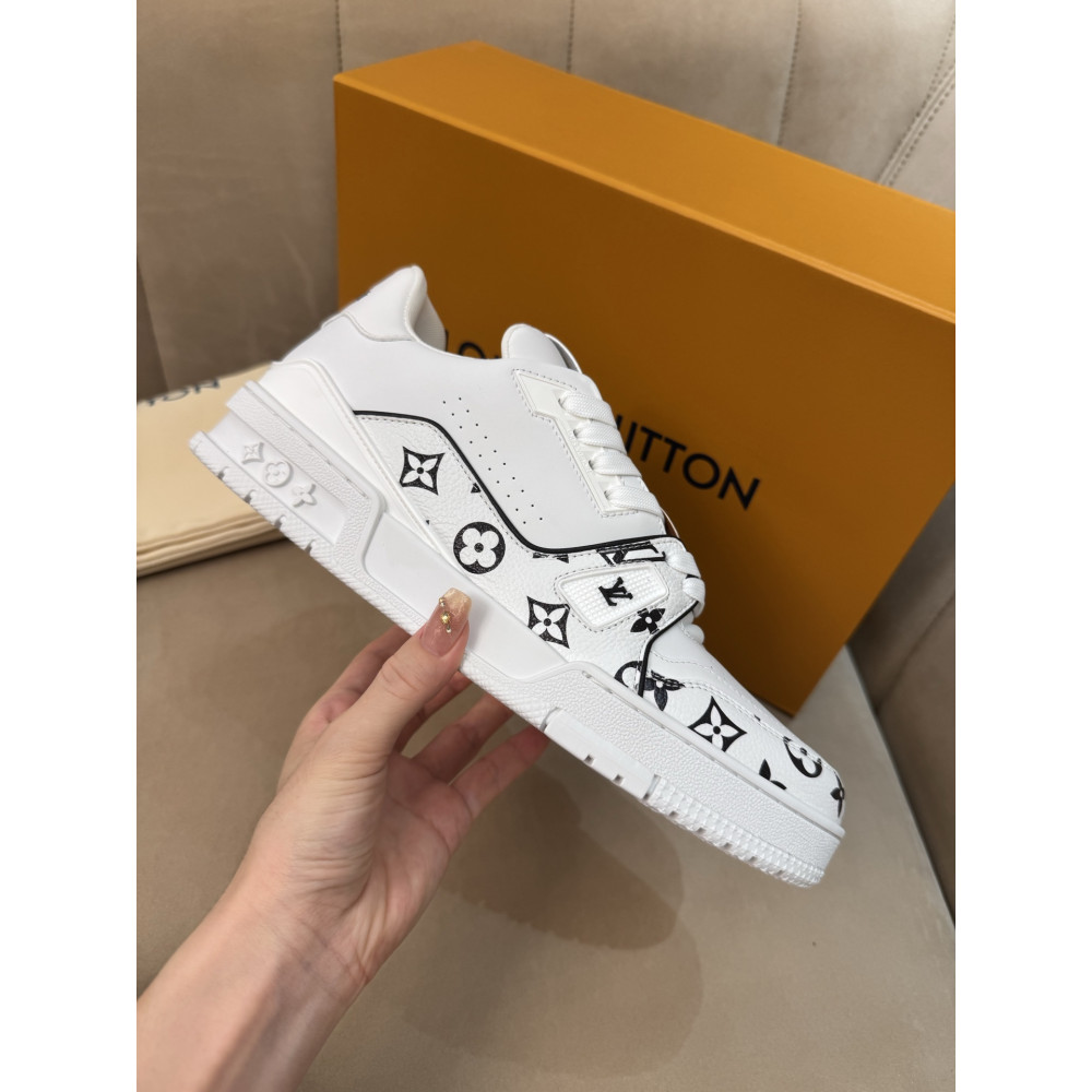 Louis Vuitton Trainer Classic Unisex Sneakers