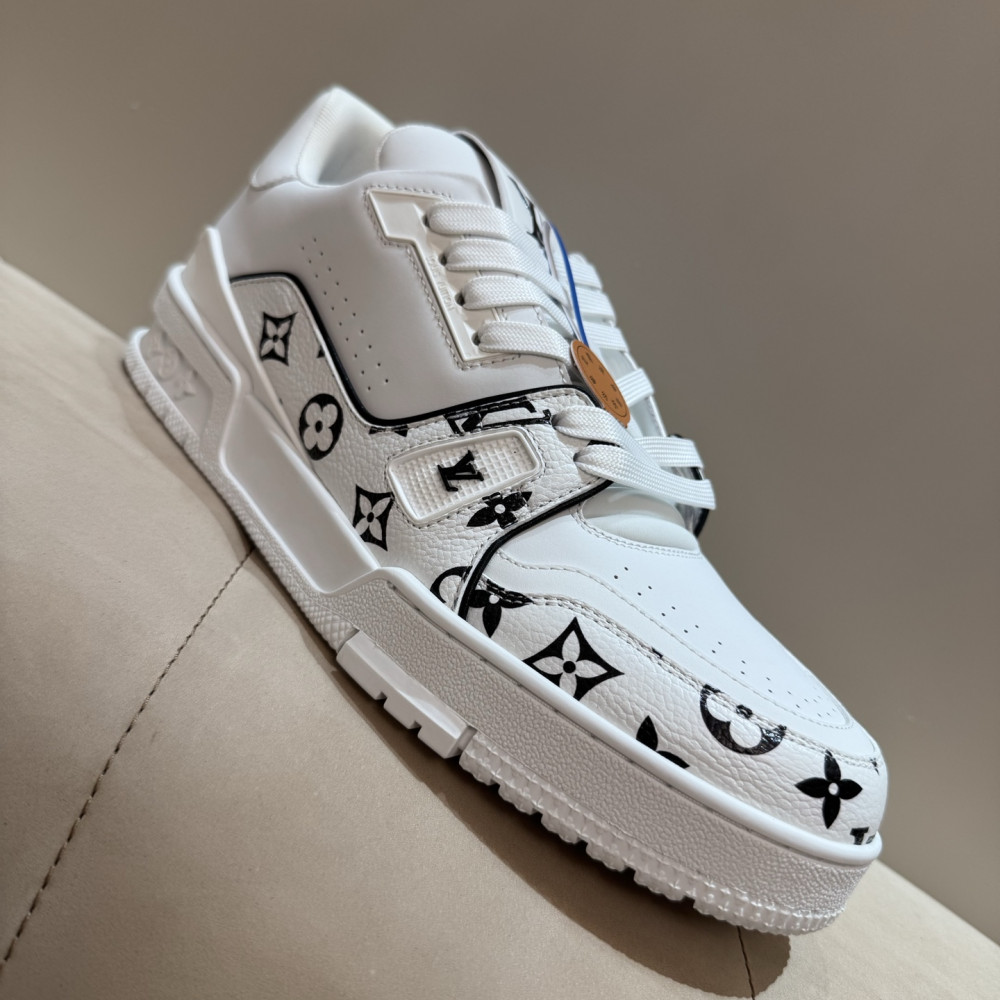 Louis Vuitton Trainer Classic Unisex Sneakers